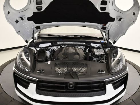 Certified 2025 Porsche Macan image 13