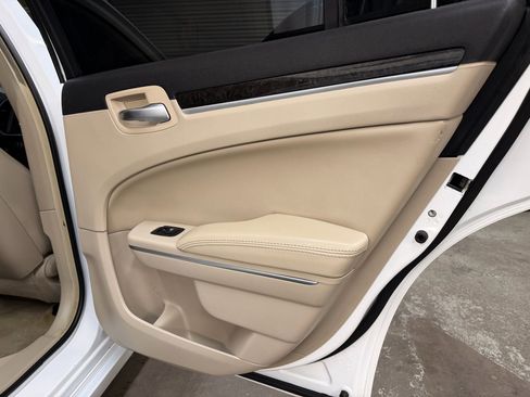 Used 2014 Chrysler 300 image 27