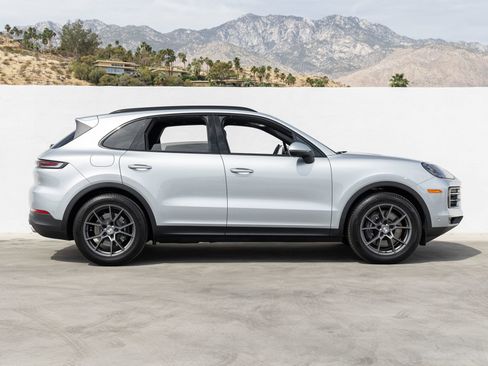 Certified 2025 Porsche Cayenne AWD/4WD image 8