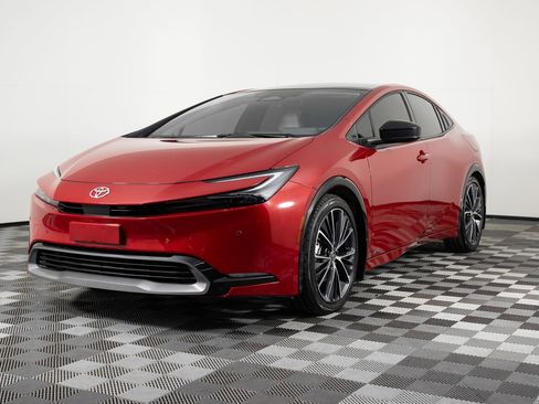 Used 2025 Toyota Prius XLE image 2