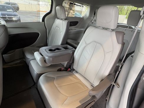 Used 2017 Chrysler Pacifica Touring-L w/ Tire & Wheel Group image 25