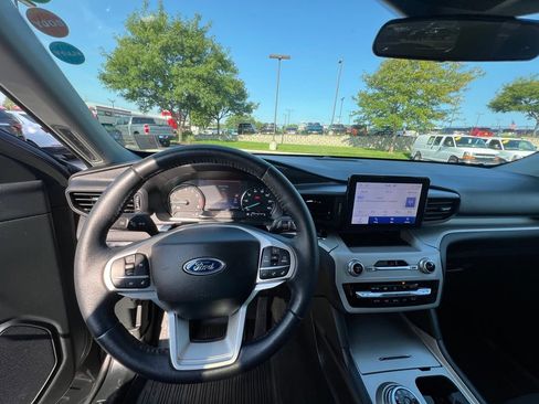 Used 2024 Ford Explorer XLT AWD/4WD image 39