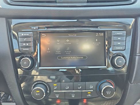 Used 2019 Nissan Rogue S image 24