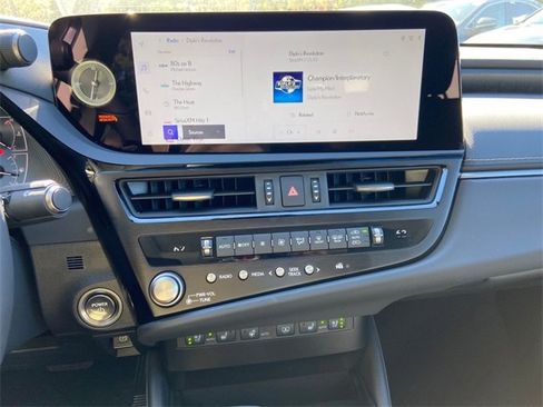 New 2025 Lexus ES 300h w/ Luxury Package image 18