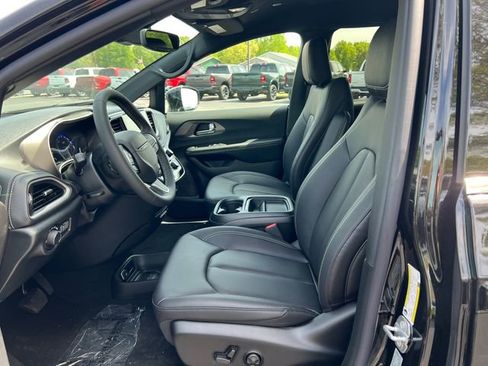 New 2027 Chrysler Pacifica Select w/ Family Tech Group AWD/4WD image 4
