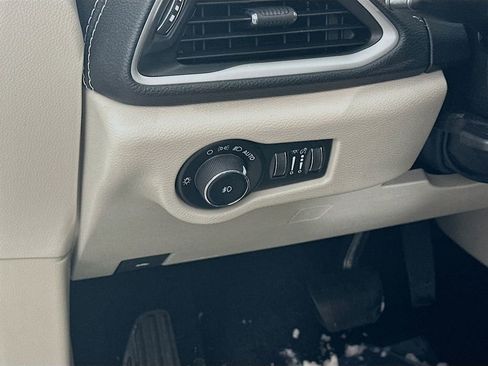 Used 2023 Chrysler Pacifica Touring-L image 15