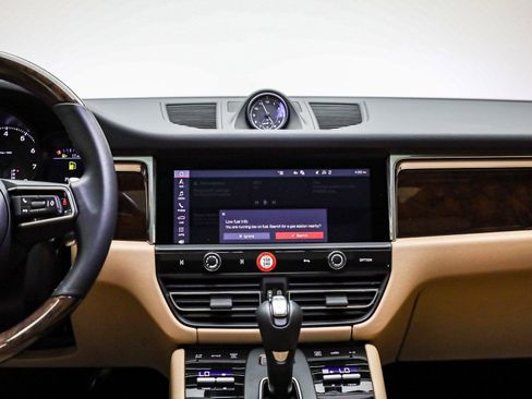 Certified 2025 Porsche Macan image 18