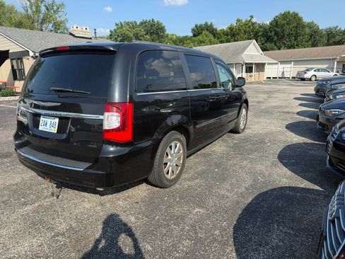 Used 2013 Chrysler Town & Country Touring FWD image 5