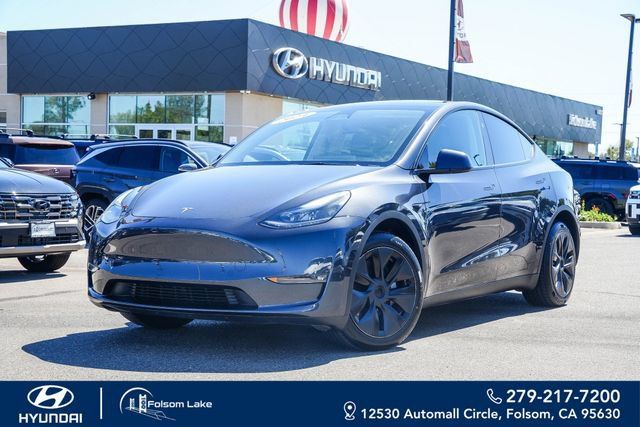 Used 2024 Tesla Model Y Long Range AWD/4WD image 1