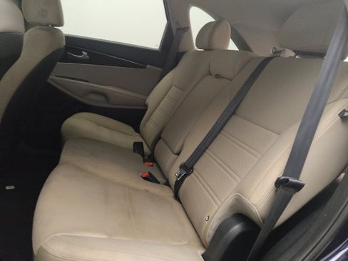 Used 2020 Kia Sorento LX FWD image 18