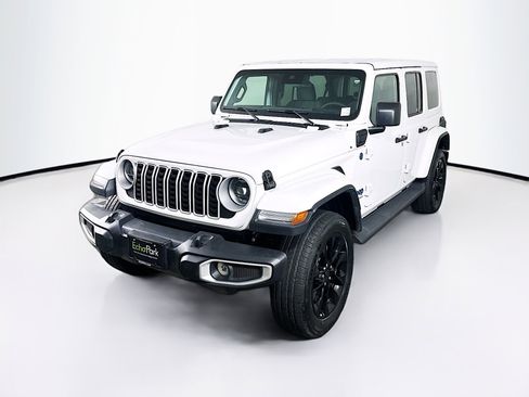 Used 2025 Jeep Wrangler Unlimited Sahara AWD/4WD image 3