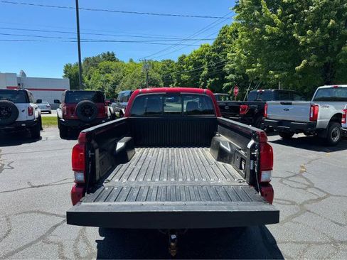 Used 2018 Toyota Tacoma TRD Off-Road w/ Technology Package AWD/4WD image 5