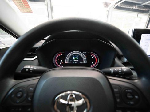 Used 2023 Toyota RAV4 LE AWD/4WD image 15