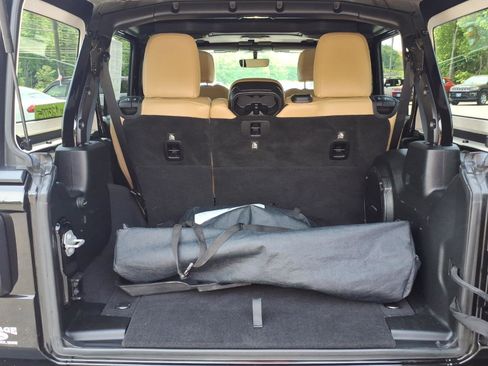 Used 2018 Jeep Wrangler Unlimited Sahara AWD/4WD image 6