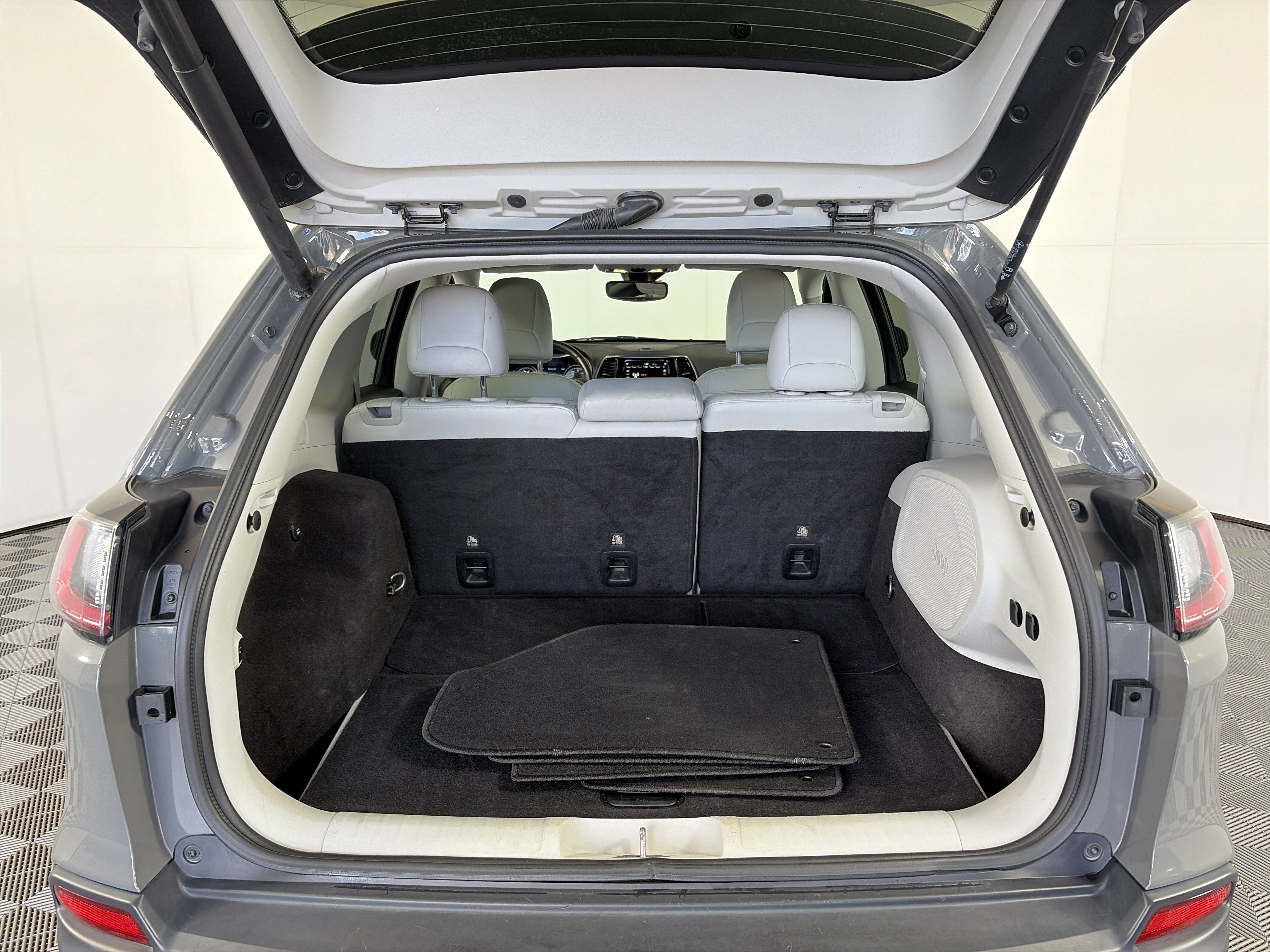 Used 2019 Jeep Cherokee Limited w/ Luxury Group AWD/4WD image 14