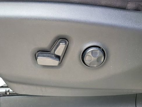 Used 2023 Chrysler Pacifica Touring-L w/ Uconnect Theater Family Group image 16