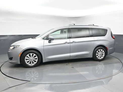 Used 2018 Chrysler Pacifica Touring-L w/ Advanced Safetytec Group FWD image 4