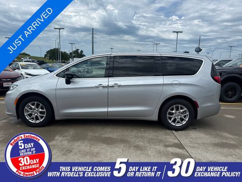 Certified 2024 Chrysler Pacifica Touring-L FWD image 8