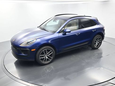 Certified 2025 Porsche Macan AWD/4WD image 32