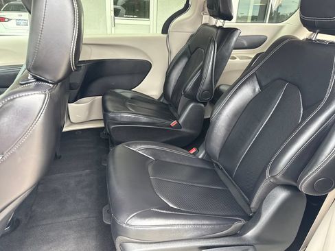 Used 2024 Chrysler Pacifica Limited FWD image 25