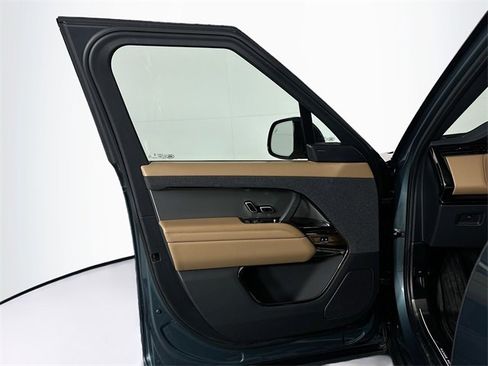 Used 2025 Land Rover Range Rover Sport SE image 11