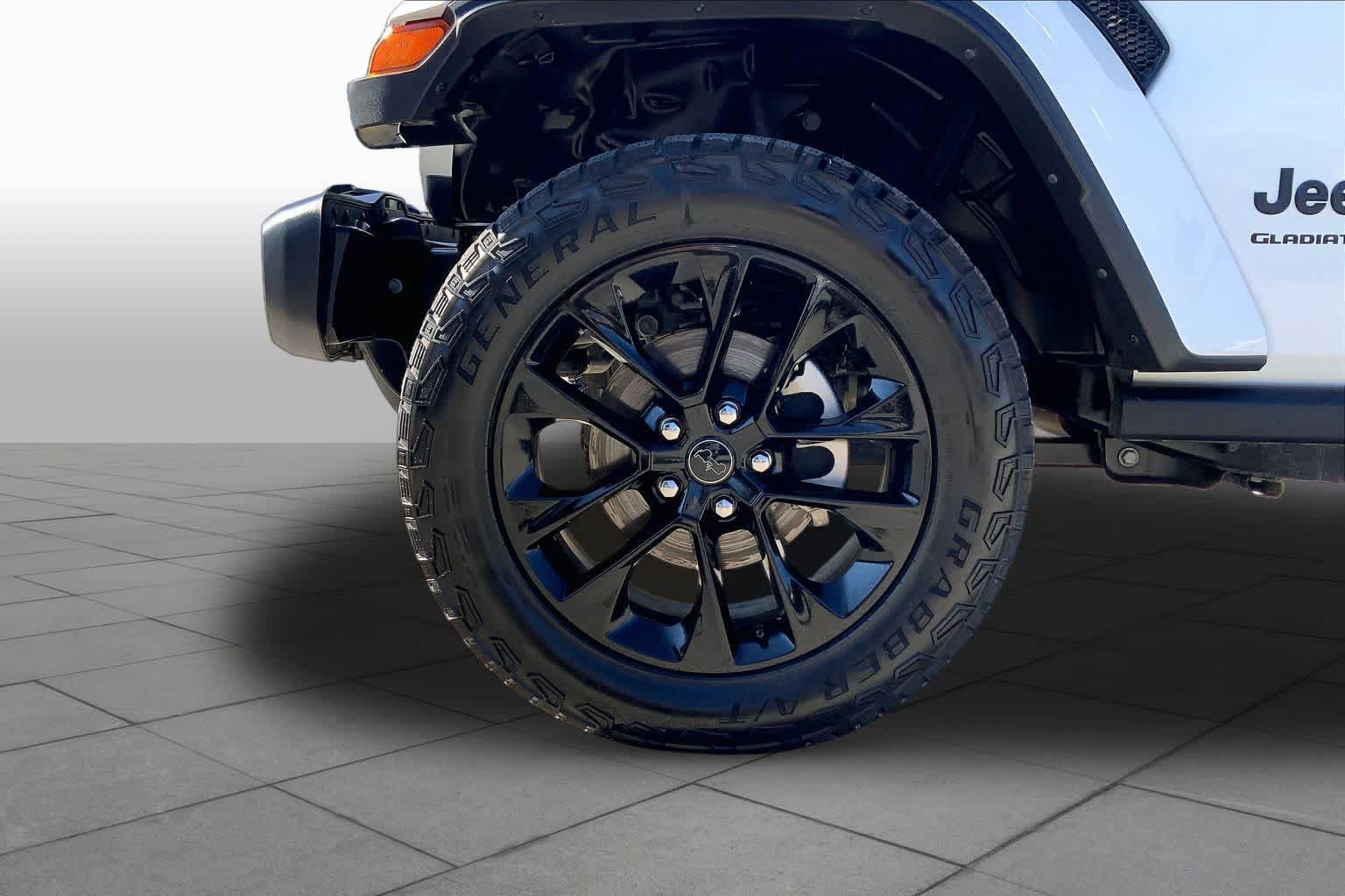 Used 2025 Jeep Gladiator Sport AWD/4WD image 11