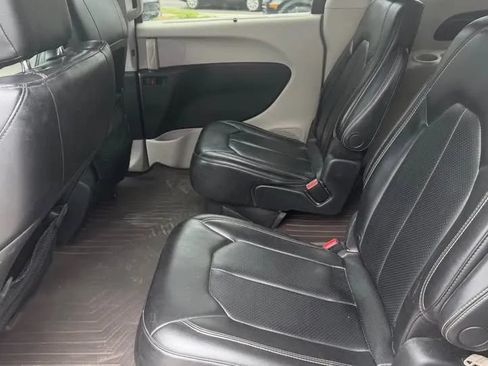 Used 2020 Chrysler Voyager Lxi FWD image 16