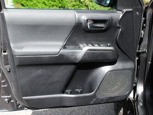 Used 2019 Toyota Tacoma TRD Sport image 13