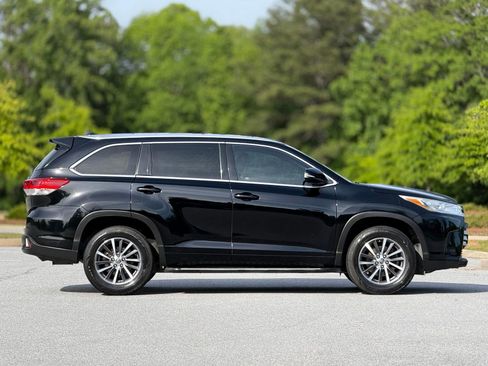 Used 2018 Toyota Highlander XLE FWD image 12