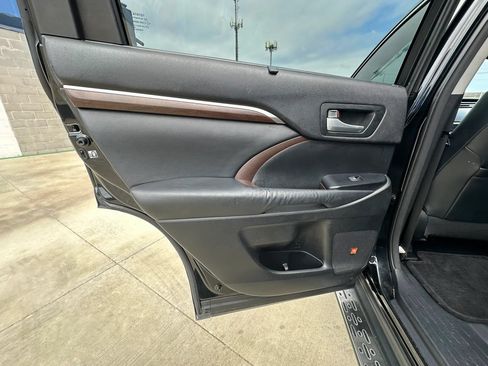 Used 2015 Toyota Highlander Limited FWD image 36