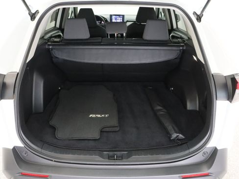 Used 2025 Toyota RAV4 XLE FWD image 31