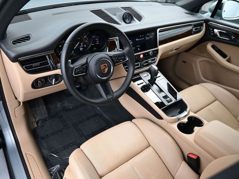 Certified 2022 Porsche Macan image 4