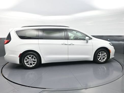 Used 2022 Chrysler Pacifica Touring-L FWD image 10