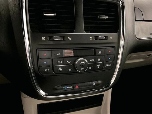 Used 2016 Dodge Grand Caravan SXT image 15