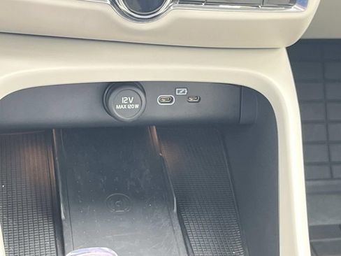 Used 2023 Volvo XC40 B5 Ultimate w/ Protection Package Premier image 35