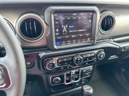 Used 2023 Jeep Gladiator Sport AWD/4WD image 16
