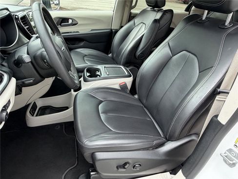 Used 2023 Chrysler Pacifica Touring-L FWD image 27