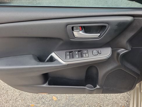 Used 2015 Toyota Camry LE image 18