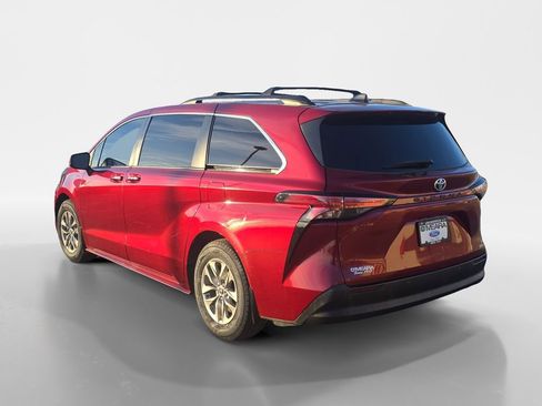Used 2022 Toyota Sienna XLE image 3