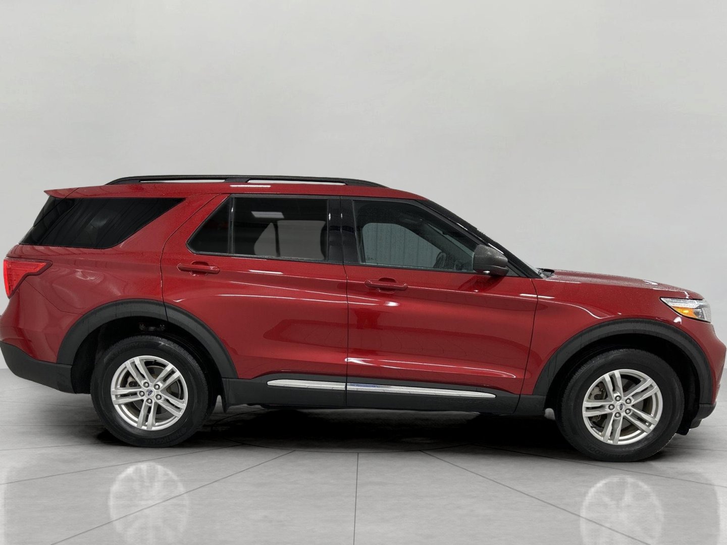 Used 2024 Ford Explorer XLT w/ Equipment Group 202A AWD/4WD image 11