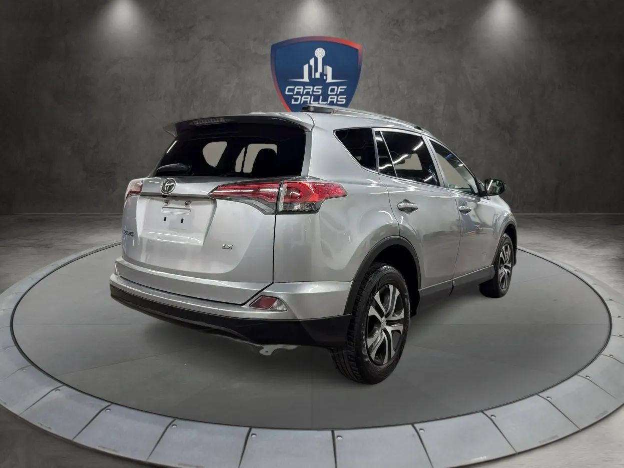 Used 2017 Toyota RAV4 LE FWD image 5