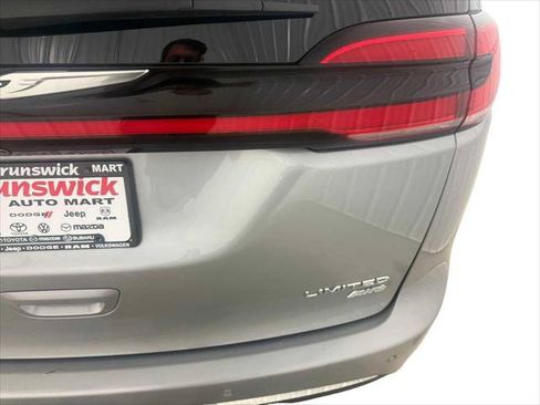 Certified 2021 Chrysler Pacifica Limited AWD/4WD image 18
