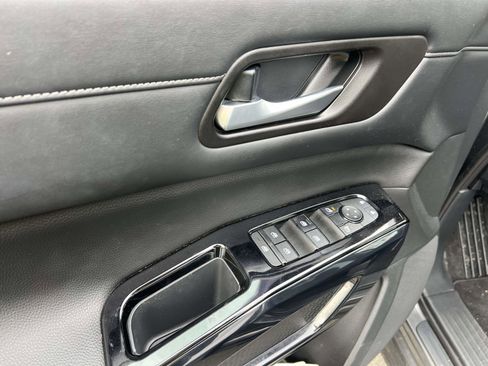 Used 2022 Nissan Pathfinder SV w/ SV Premium Package image 17