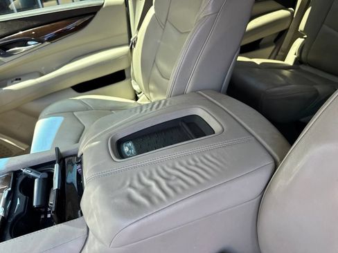 Used 2017 Cadillac Escalade Luxury AWD/4WD image 12