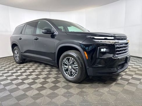 Used 2024 Chevrolet Traverse LS image 2