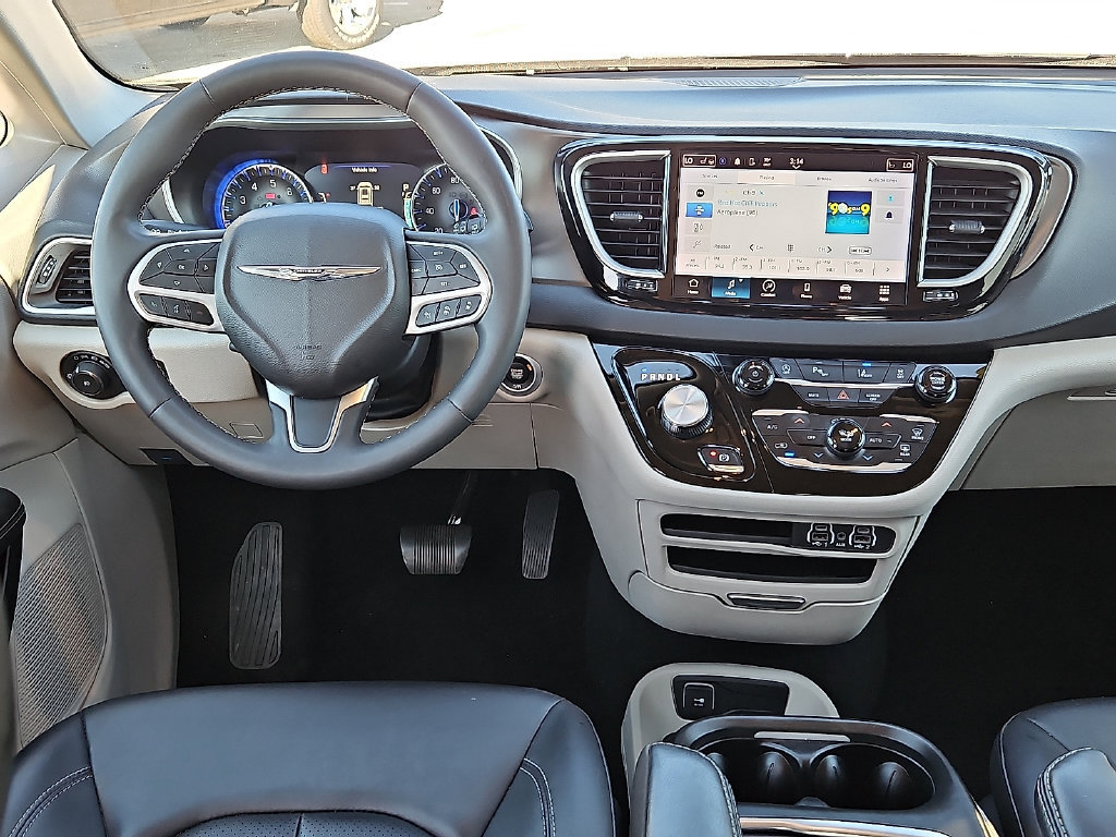 Used 2024 Chrysler Pacifica Touring-L FWD image 18