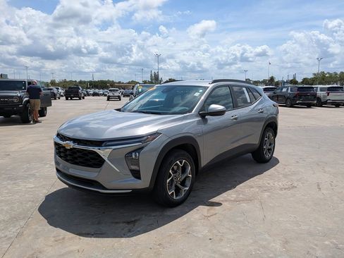 Used 2025 Chevrolet Trax LT w/ LT Convenience Package FWD image 4