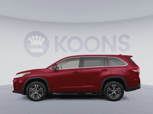 Used 2019 Toyota Highlander Plus AWD/4WD image 2