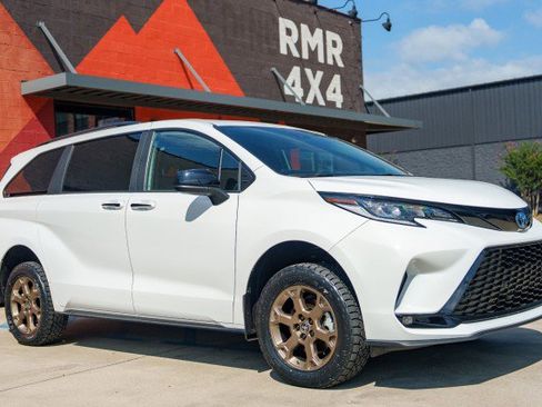 Used 2025 Toyota Sienna XSE w/ XSE Plus Package image 3