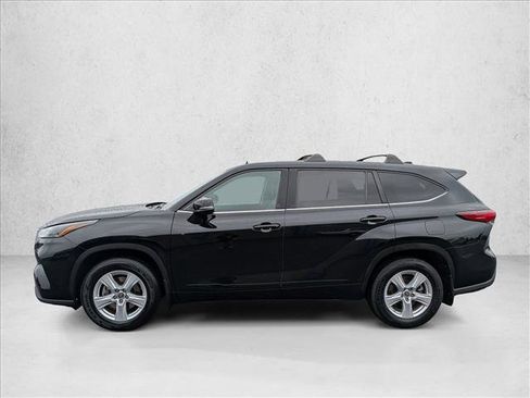 Used 2023 Toyota Highlander LE image 9